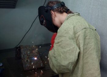 Дівчатам тут (не) місце? В Южноукраїнську навчаються на зварювальниць, слюсарок, електрикинь