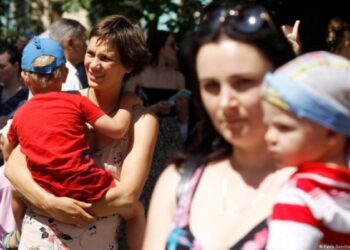 «Давай народжуй, тільки не заважай»: подвійні стандарти суспільства щодо материнства